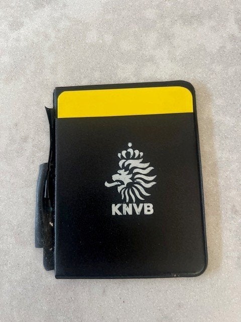 Gezocht: Notitieboekje/ gele, rode kaart voor scheidsrechter, Maat XS of kleiner, Ophalen of Verzenden, Gebruikt, Overige typen