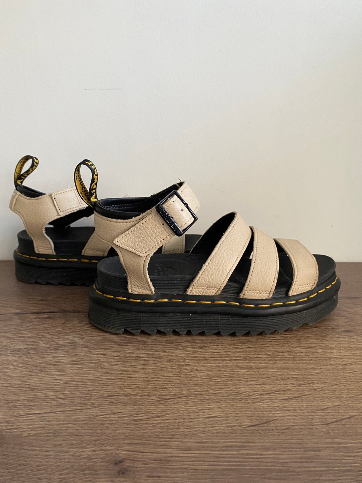 Dr. Martens Blaire sandalen, Beige, Zo goed als nieuw, Sandalen of Muiltjes, Ophalen of Verzenden