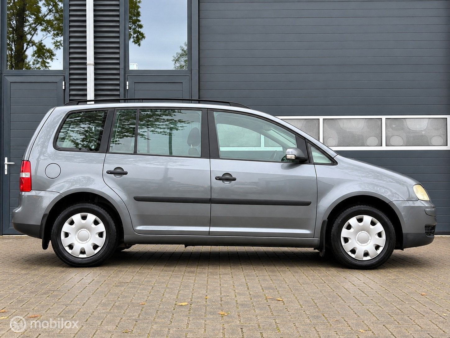 Volkswagen Touran 1.6-16V FSI | AIRCO | CRUISE | TREKHAAK, Voorwielaandrijving, Stof, Gebruikt, Zwart