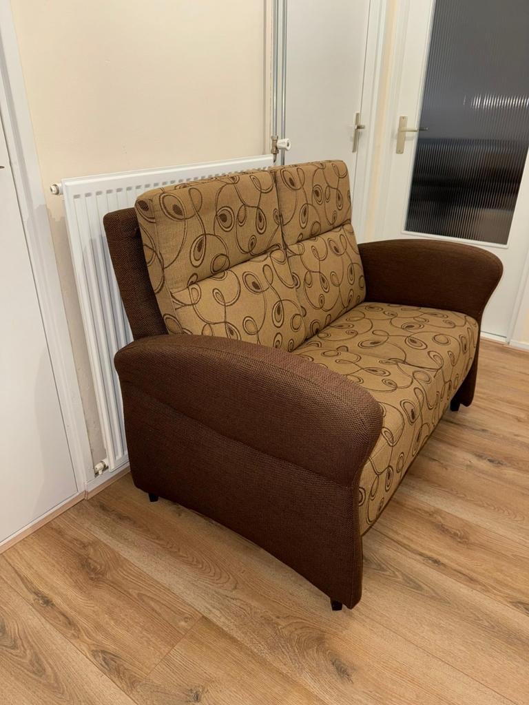 Gratis Comfortabele tweepersoonsbank met patroon, Huis en Inrichting, Banken | Bankstellen, Ophalen, Gebruikt, Klassiek, Comfortabel