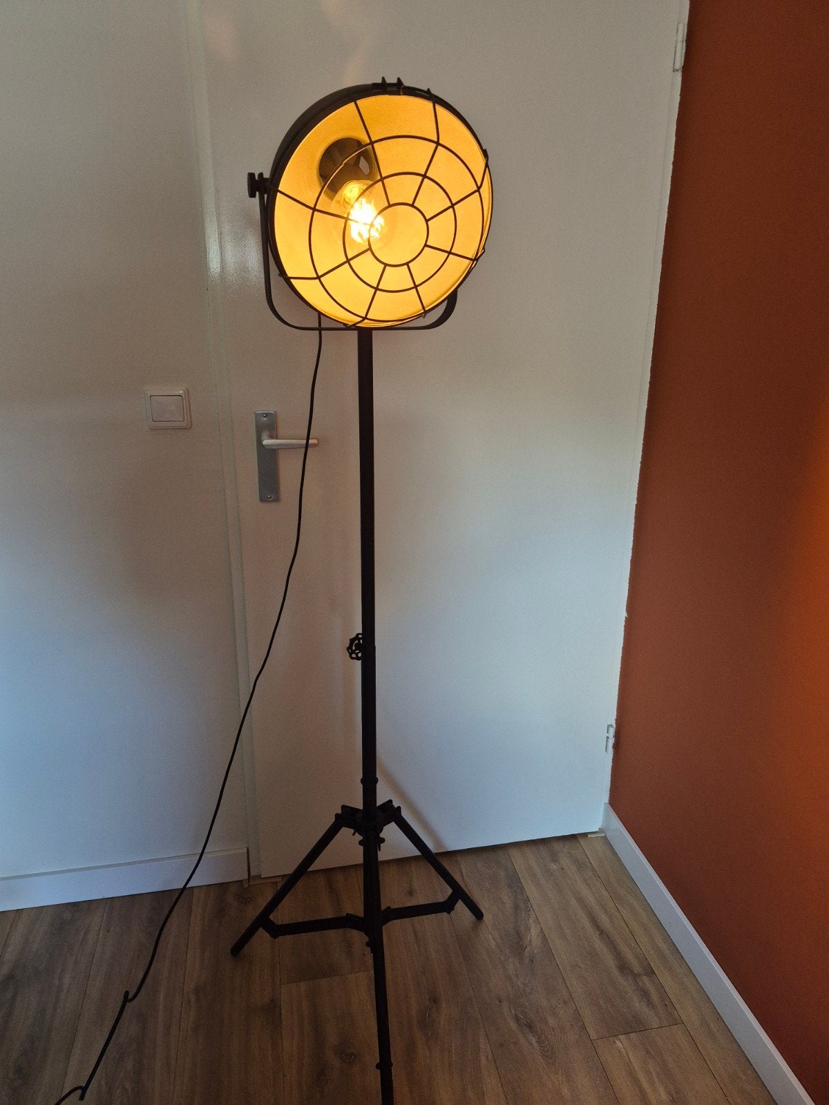 Zwarte vloerlamp/spotlight op statief, industrieel design, Huis en Inrichting, Lampen | Vloerlampen, Ophalen, 150 tot 200 cm