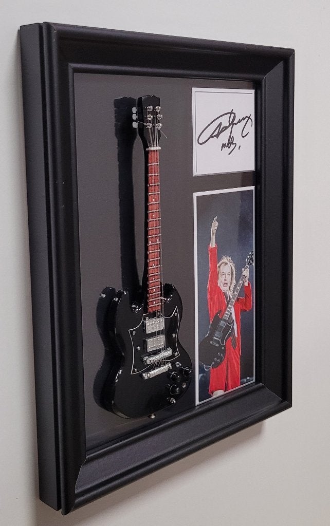 Angus Young ACDC miniatuur gitaar op lijst wanddeco deco, Info@deconoord.nl, Deco Noord, Nieuw, Ophalen of Verzenden