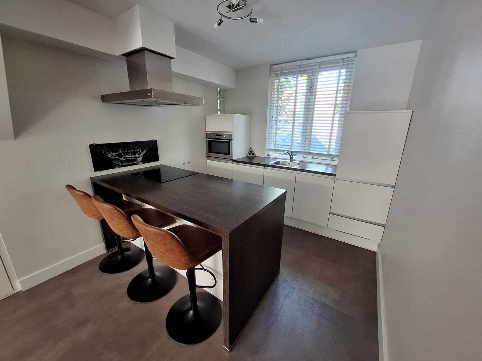 Moderne keuken met kookeiland en inbouwapparatuur, Ophalen, Wit, Hoekkeuken, Zo goed als nieuw