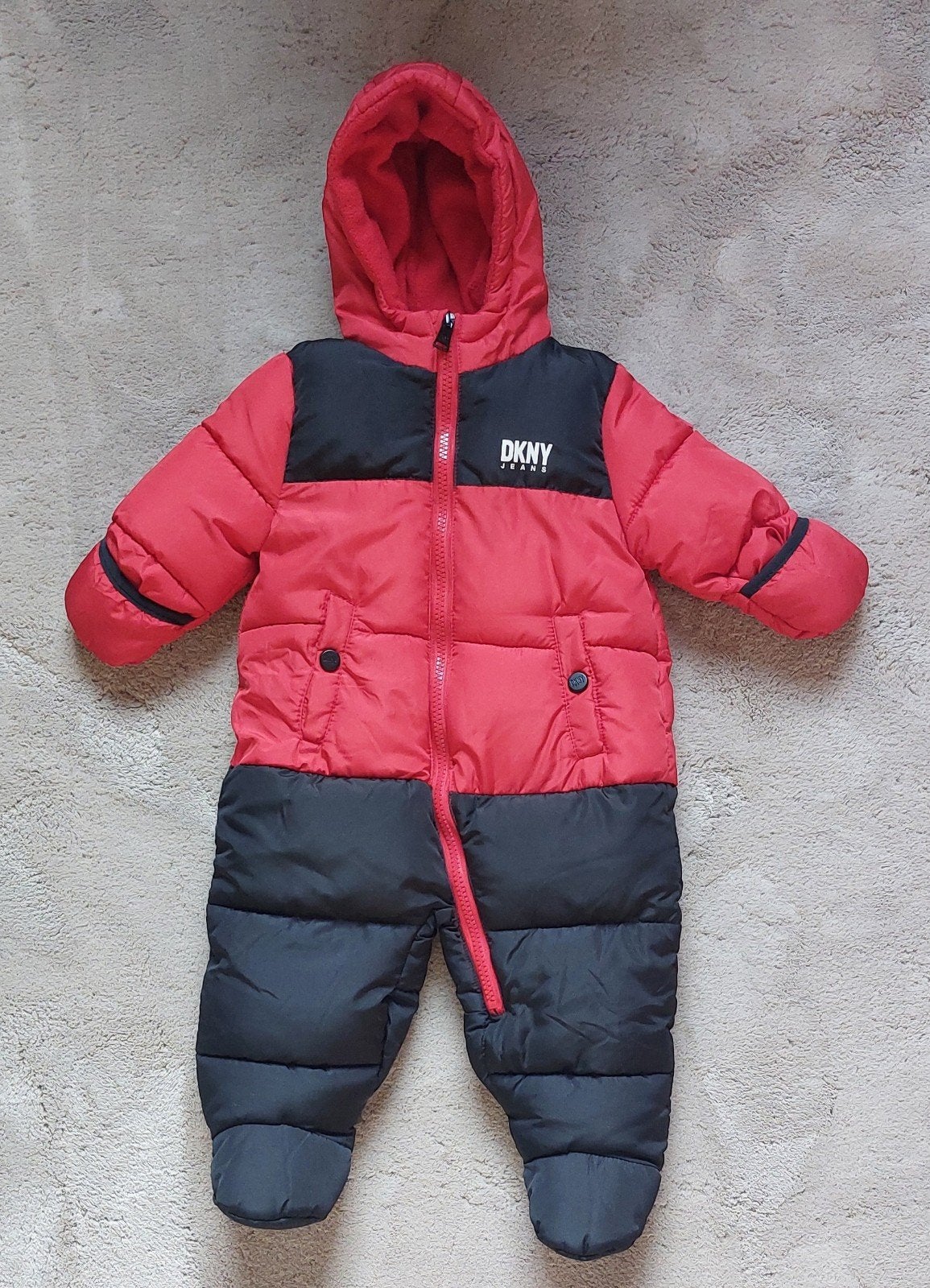 DKNY Jeans Baby Sneeuwpak Rood/Zwart - Zo goed als nieuw, Ophalen of Verzenden, Zo goed als nieuw, DKNY Jeans, Jongen of Meisje