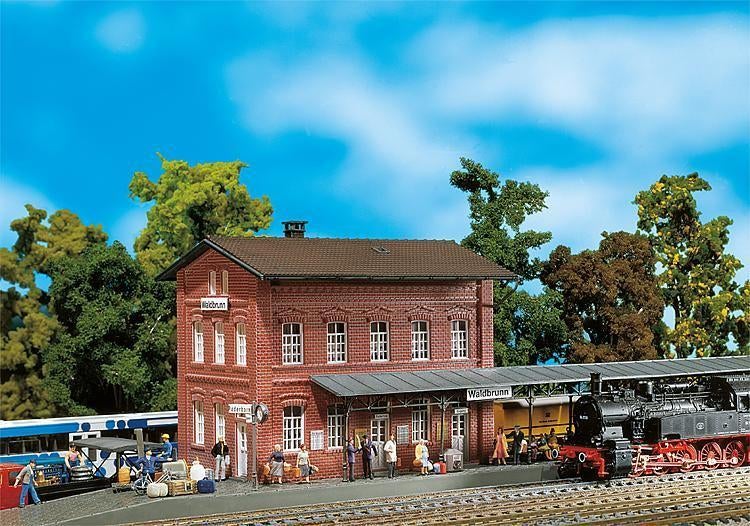 HO Faller 110099 Station Waldbrunn, Hobby en Vrije tijd, Modeltreinen | H0, Nieuw, Brug, Tunnel of Gebouw, Gelijkstroom of Wisselstroom