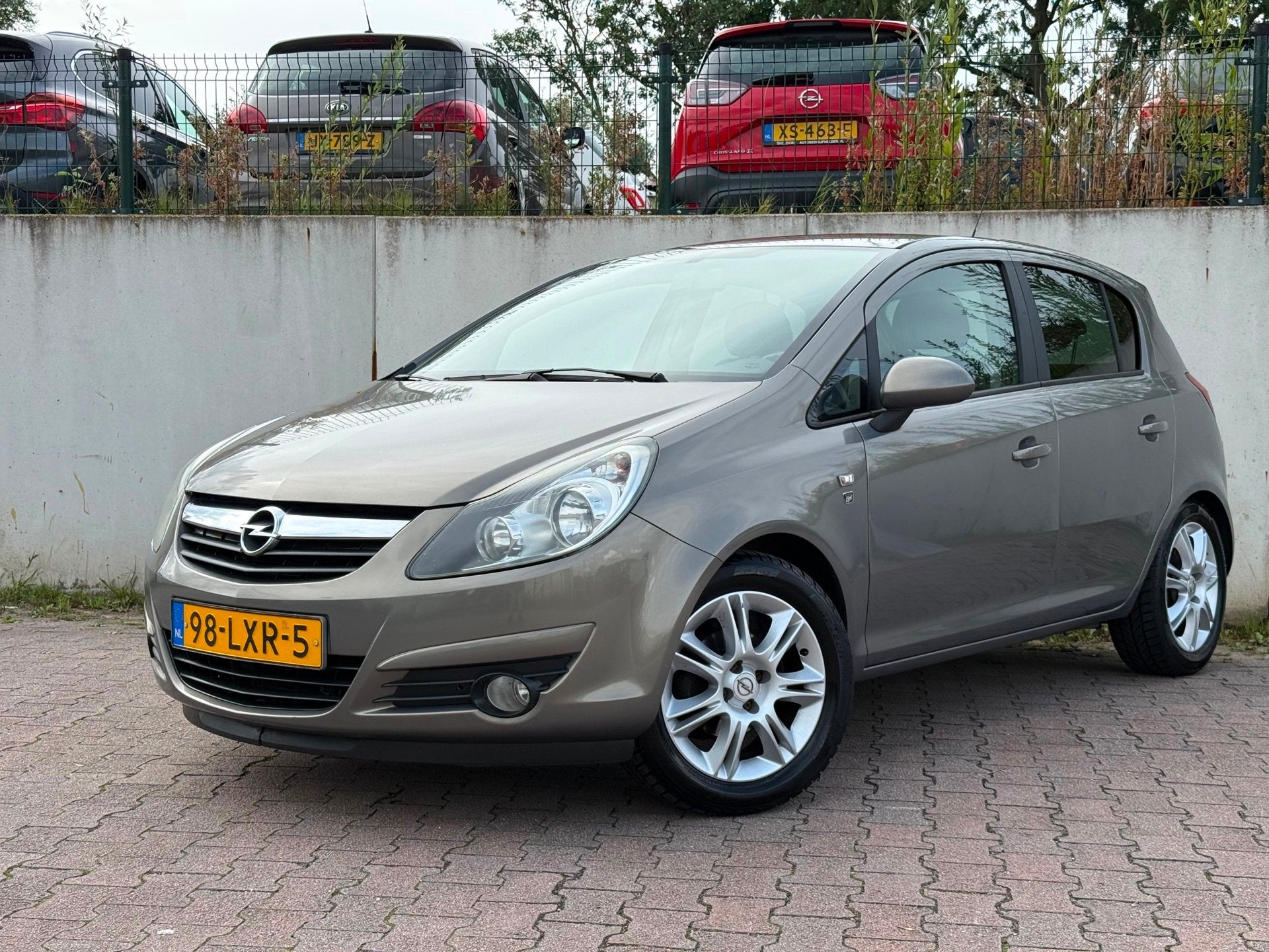 Opel Corsa 1.2-16V '111' Edition/AUTOMAAT/CRUISE/APK 07-2027, Auto's, Opel, Gebruikt, 4 cilinders, Bruin, 1229 cc