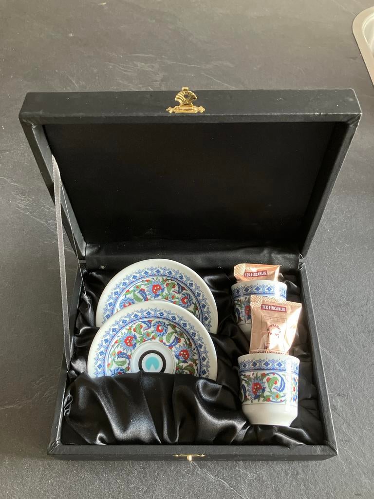 Kutahya Porselein Turkse Koffiekopjes Set in Geschenkdoos, Huis en Inrichting, Nieuw, Ophalen of Verzenden, Overige stijlen, Kop(pen) en/of Schotel(s)
