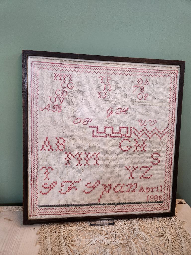 Oude merklap in lijst matglas, Antiek en Kunst, Antiek | Kleden en Textiel, Ophalen of Verzenden