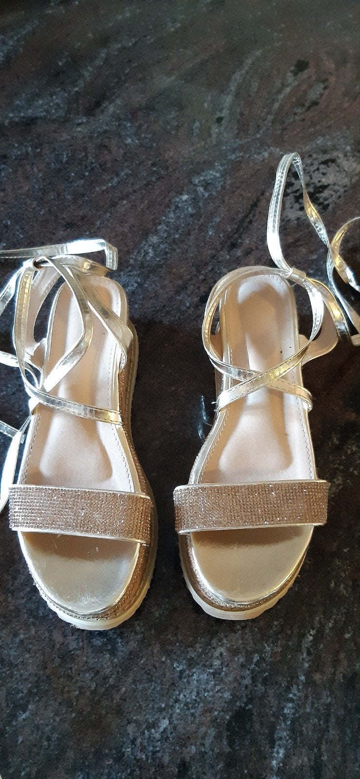 Dames sandalen met strassteentjes en beenbinders goudkleurig, Overige kleuren, Zo goed als nieuw, Sandalen of Muiltjes, Ophalen of Verzenden
