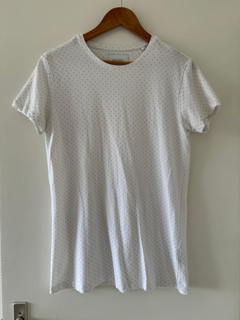 Distrikt T-Shirt Maat M - Wit met stippen, Ophalen of Verzenden, Zo goed als nieuw, Maat 48/50 (M), Wit