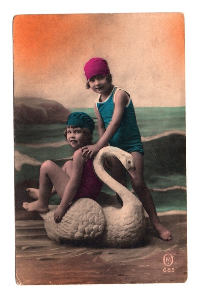 Oude Ansichtkaart Meisjes op Zwaan Strand Handgekleurd, Ophalen of Verzenden, 1920 tot 1940, Ongelopen, Kinderen