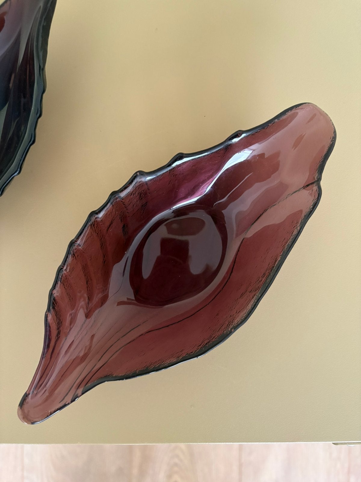 Schaaltjes van gekleurd glas (paars) in blad vorm, Ophalen of Verzenden