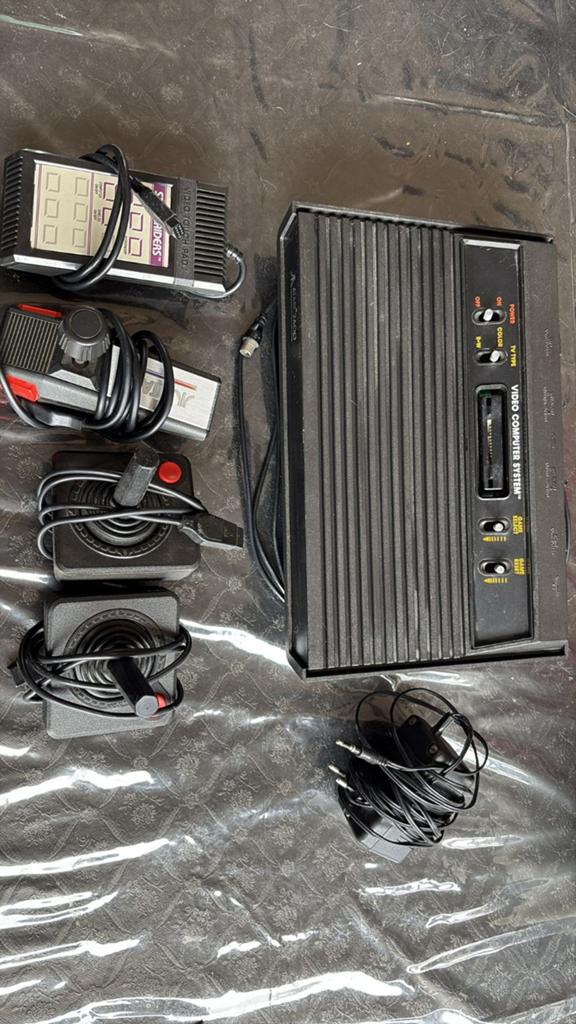 Atari 2600 met controllers en games/boekjes, Spelcomputers en Games, Spelcomputers | Atari, Ophalen of Verzenden, Gebruikt, Met 2 controllers