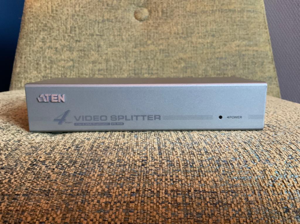 Aten 4 port video splitter, Ophalen of Verzenden, Gebruikt