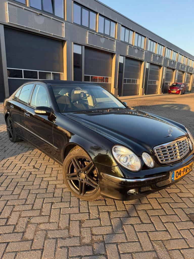 Mercedes-Benz E-Klasse 3.2 CDI E280 Sedan AUT 2004 Zwart, Auto's, Automaat, Achterwielaandrijving, 197 €/maand, 3222 cc