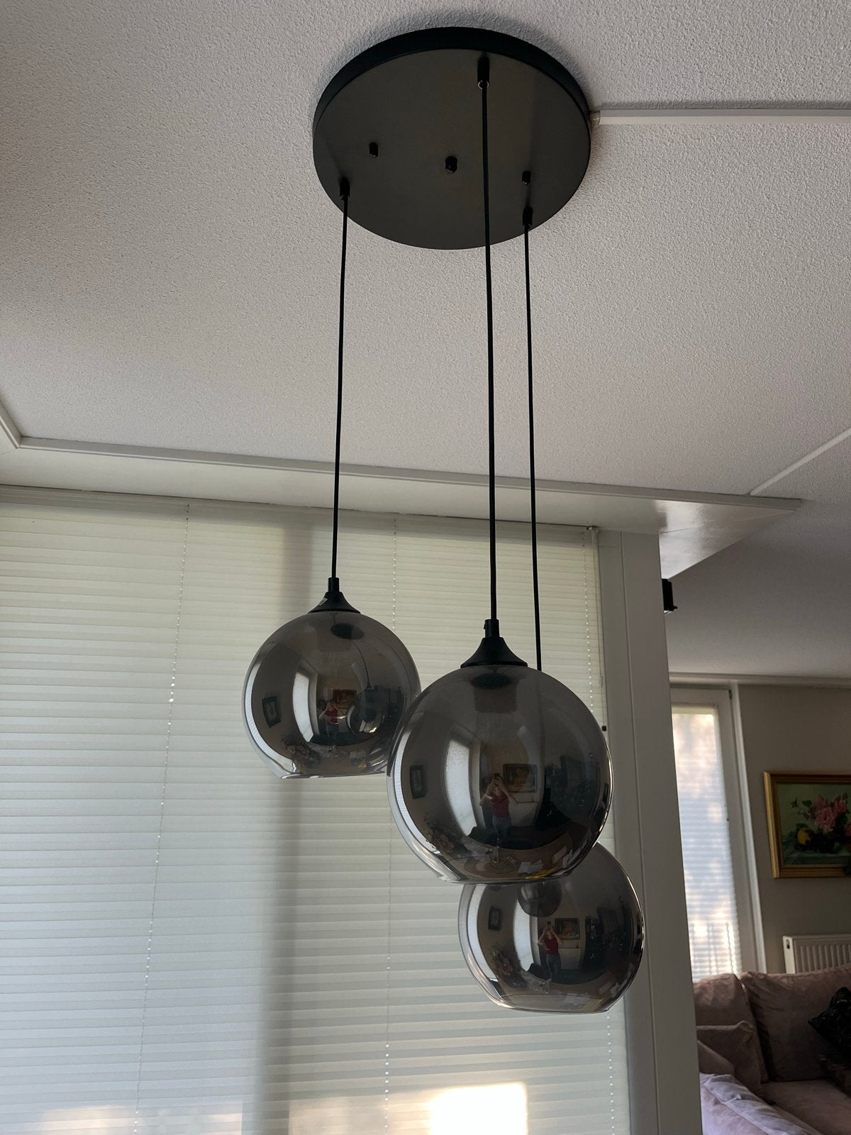 Moderne hanglamp met 3 rookglazen bollen, Huis en Inrichting, Lampen | Hanglampen, Ophalen of Verzenden, Gebruikt, Glas, E27 (groot)