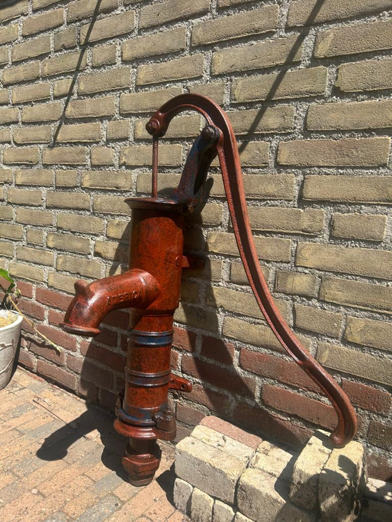 Oude gietijzeren handpomp / zwengelpomp met muurbevestiging, Ophalen of Verzenden, Zo goed als nieuw, Handmatig, Overige typen
