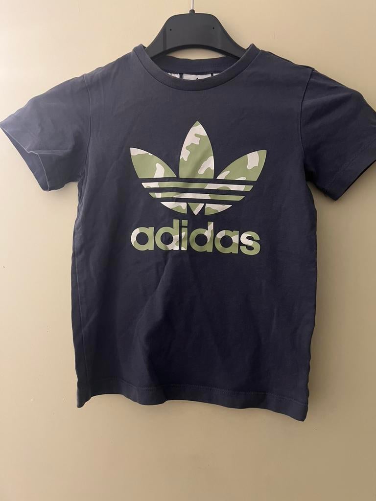T-shirt adidas 98, Ophalen of Verzenden, Zo goed als nieuw, Jongen, Shirt of Longsleeve