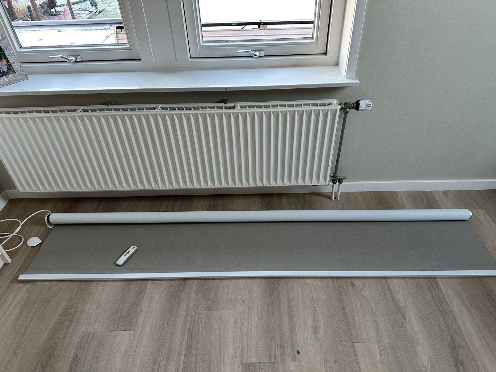 Groot elektrisch verduisterings rolgordijn kleur Taupe., Ophalen, Zo goed als nieuw, Bruin, Rolgordijn