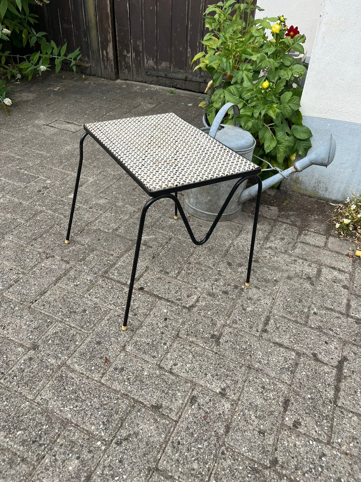 Bijzettafel Mategot? Geperforeerd blad zwart staal wit €75, Ophalen of Verzenden, Huis en Inrichting