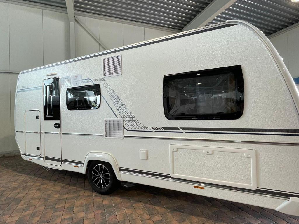 Fendt Apero 495 SKM 2025 Rijklaar!, Caravans en Kamperen, Caravans, Dwarsbed, Bedrijf, Schokbreker, 6 tot 7 meter