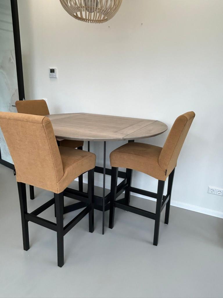 Eikenhouten bartafel met stalen onderstel en 3 stoelen, Ophalen, Zo goed als nieuw