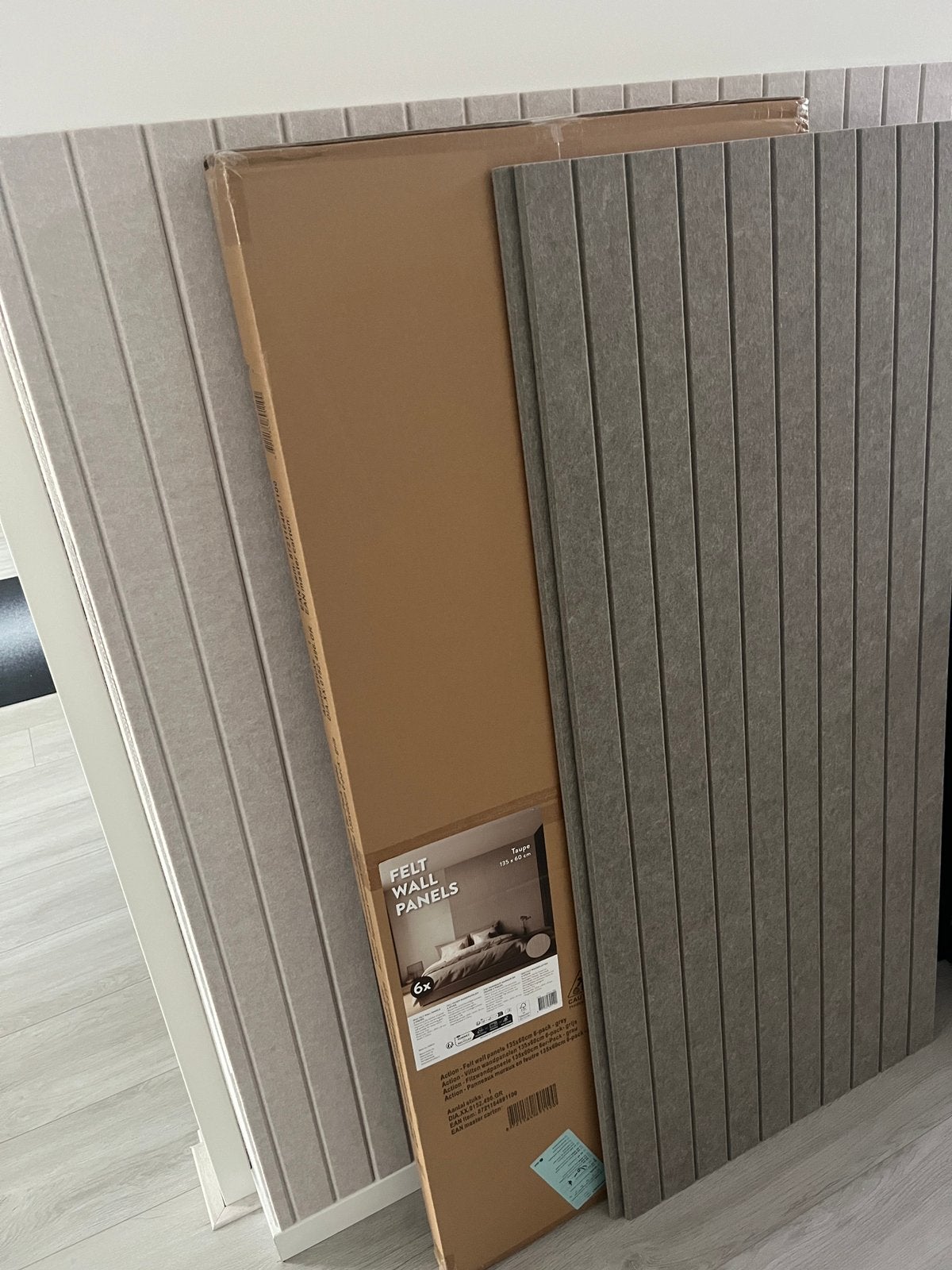 Action Vilten Wandpanelen Taupe 135x60cm (Nieuw + 2 losse), Ophalen, Nieuw, Wandbord of Wandpaneel