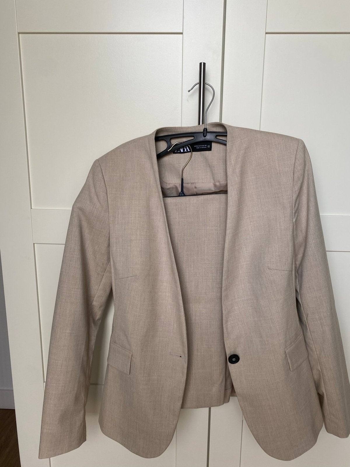 Zara Beige Jasje en Broek Pak - Maat 36 (S), Kleding | Dames, Kostuum of Pak, Beige, Ophalen of Verzenden, Zo goed als nieuw