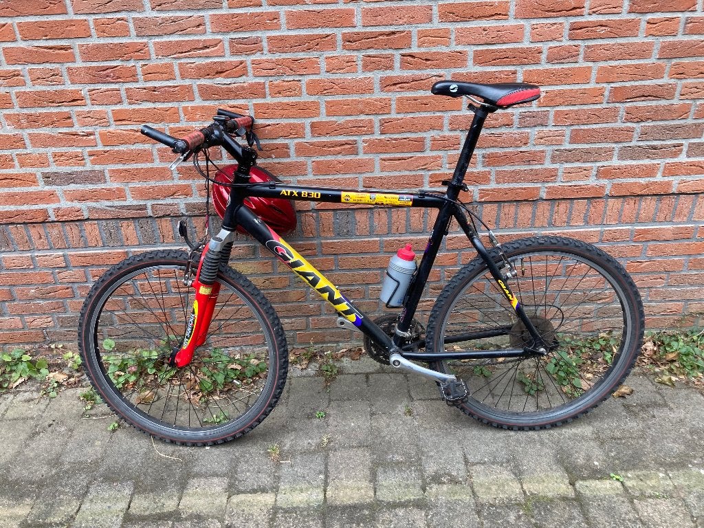 Mountainbike Giant ATX830 met fietshelm, Ophalen, Minder dan 10 versnellingen, Gebruikt, 26 inch