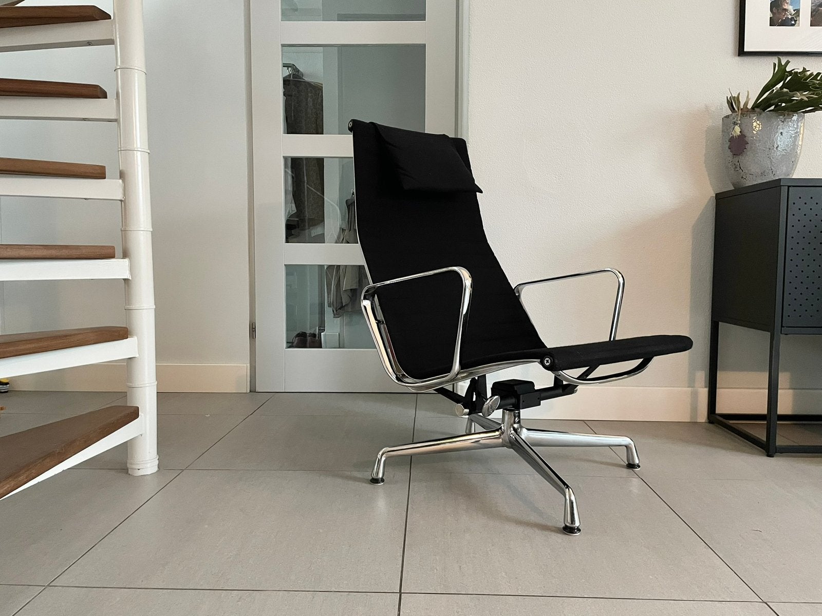 Vitra Eames ea124 lounge chair fauteuil hopsak zwart, Huis en Inrichting, Vitra, Ophalen of Verzenden, Zo goed als nieuw, Nvt