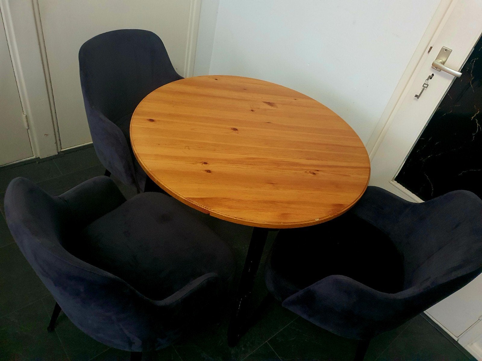 Eettafel met 3 stoelen - Rond, Hout en Velours, Gebruikt, 50 tot 100 cm, Rond, Overige houtsoorten