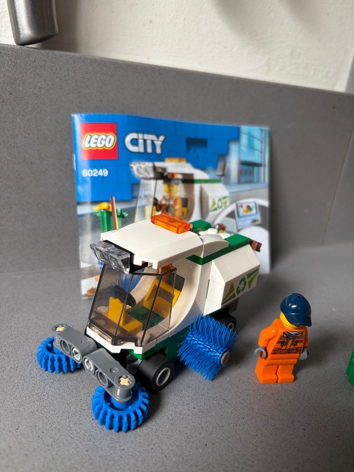 Lego City 60249 Veegwagen met minifiguur en accessoires, City, Lego, Ophalen of Verzenden, Zo goed als nieuw