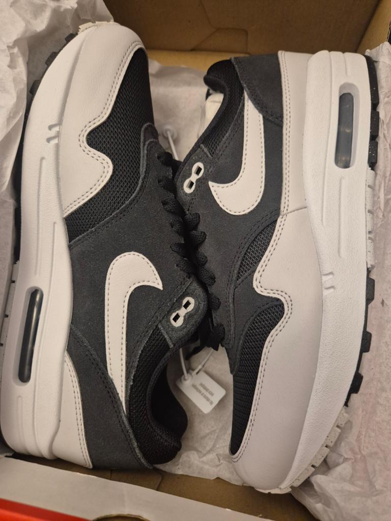 Nike Air Max 1 ESS - Maat 41 - Nieuw in doos, Zwart, Nike, Nieuw, Ophalen of Verzenden