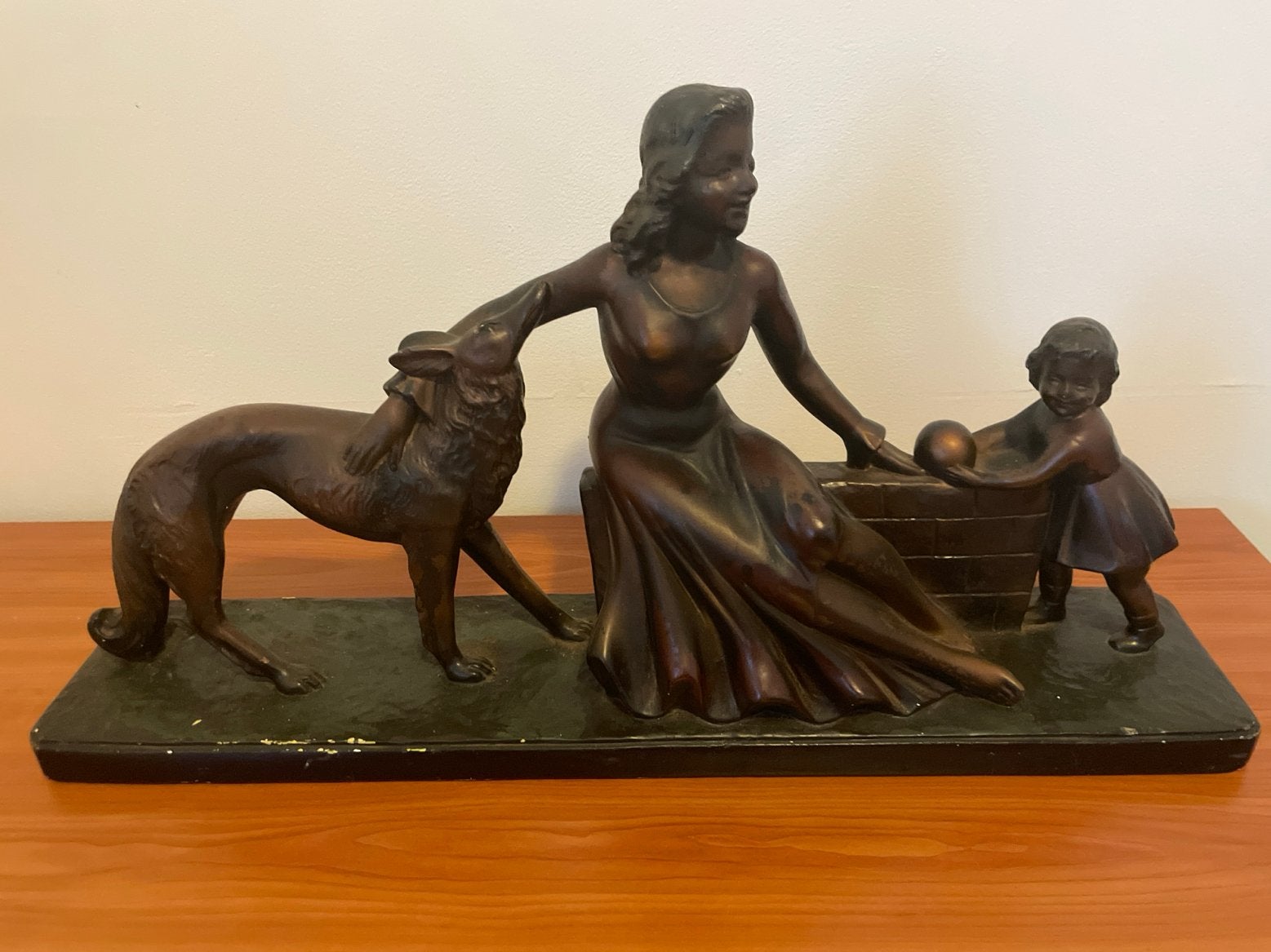 Art Deco Beeld: Vrouw, Kind en Hond - Gesigneerd Lucchesi, Ophalen, Art deco, Gips, 50 - 100 cm