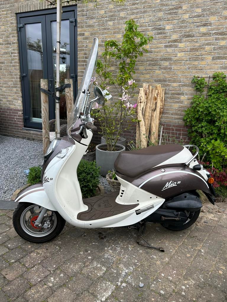 Sym Mio Scooter - Bruin/Wit, Fietsen en Brommers, Scooters | SYM, Gebruikt, Benzine, 50 cc, Ophalen