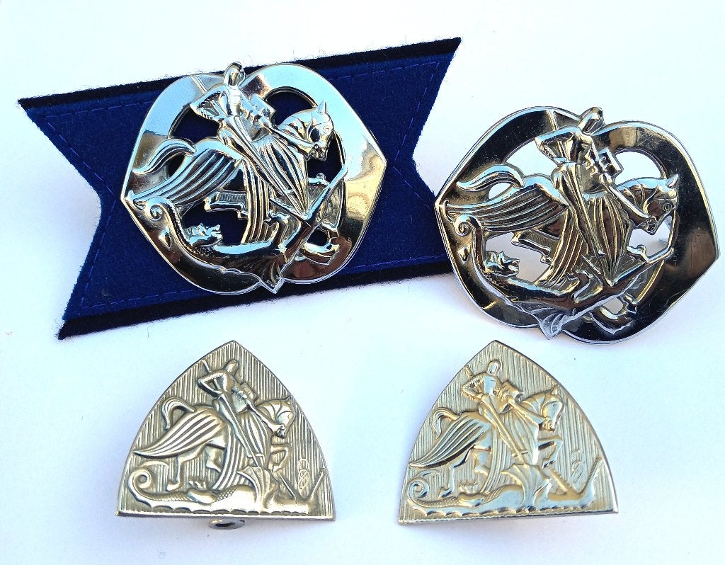 Baretembleem Huzaren van Boreel, 1946-48, buiglippen,, Ophalen of Verzenden, Landmacht, Nederland, Embleem of Badge