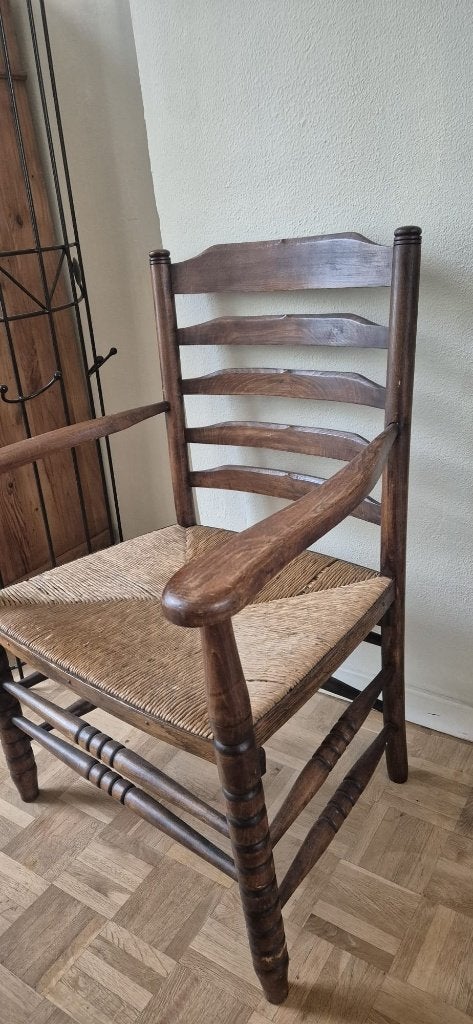 Houten stoel met rieten zitvlak., Ophalen