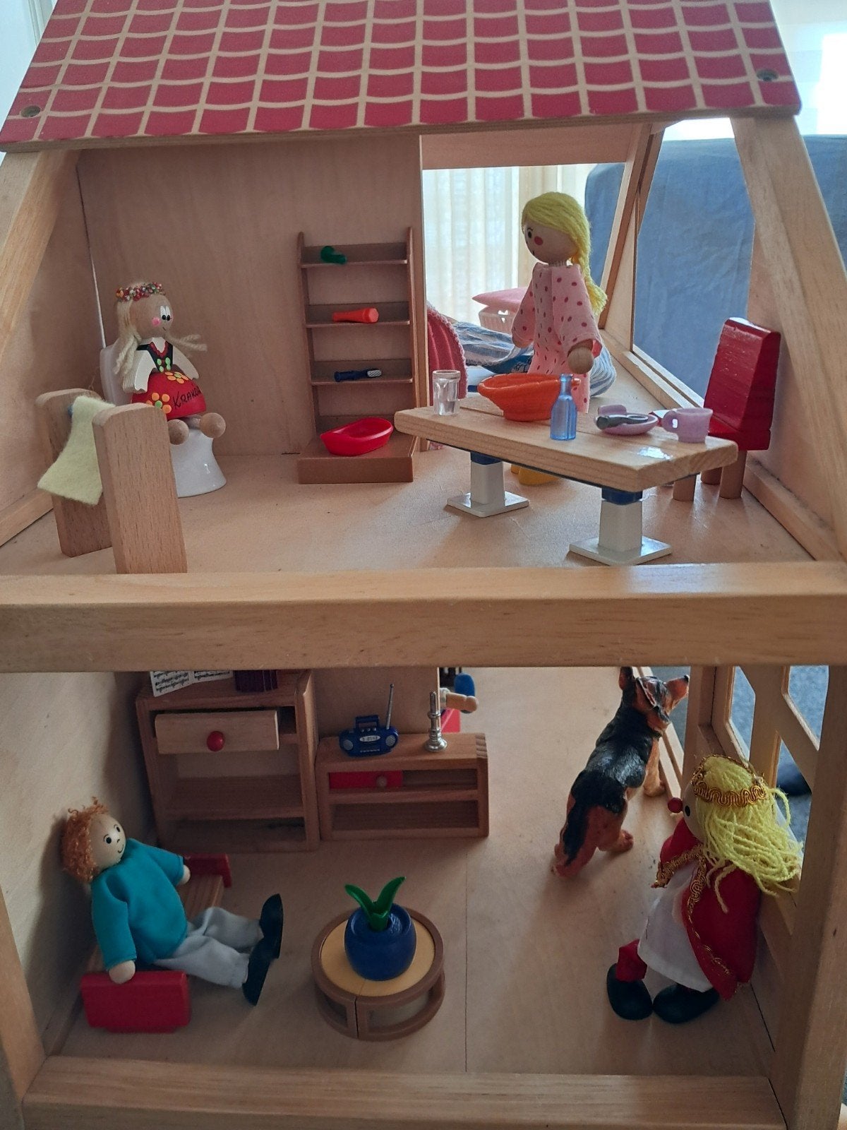 Foto 9 van Groot Playwood Poppenhuis met Meubels Poppetjes & Accessoire