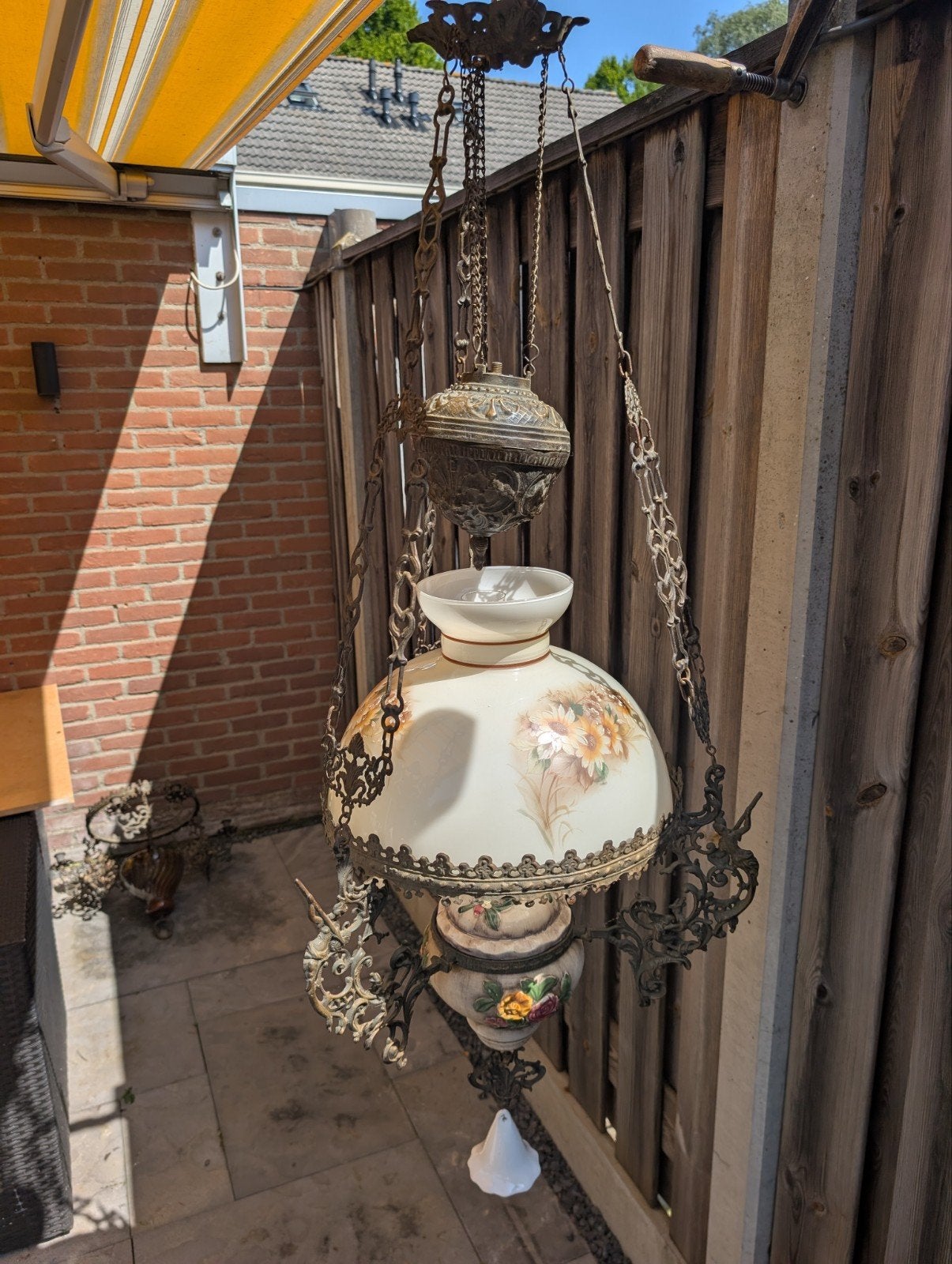Antieke petroleum hanglamp met bloemmotief, Antiek en Kunst, Antiek | Lampen, Ophalen of Verzenden