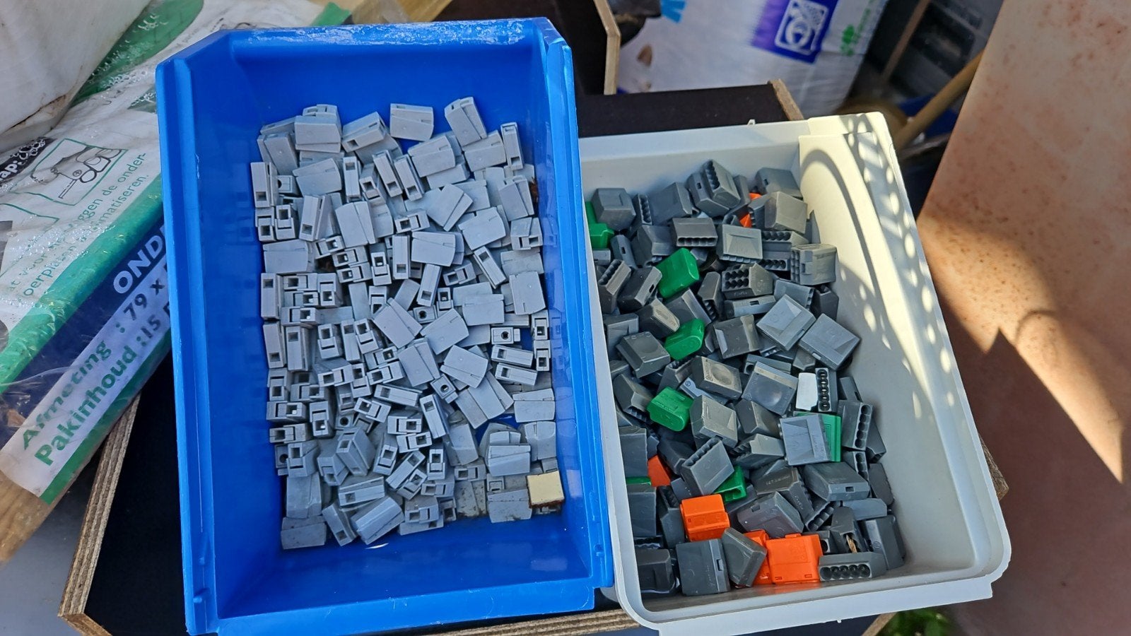 2 bakjes elektra, Ophalen of Verzenden, Overige typen
