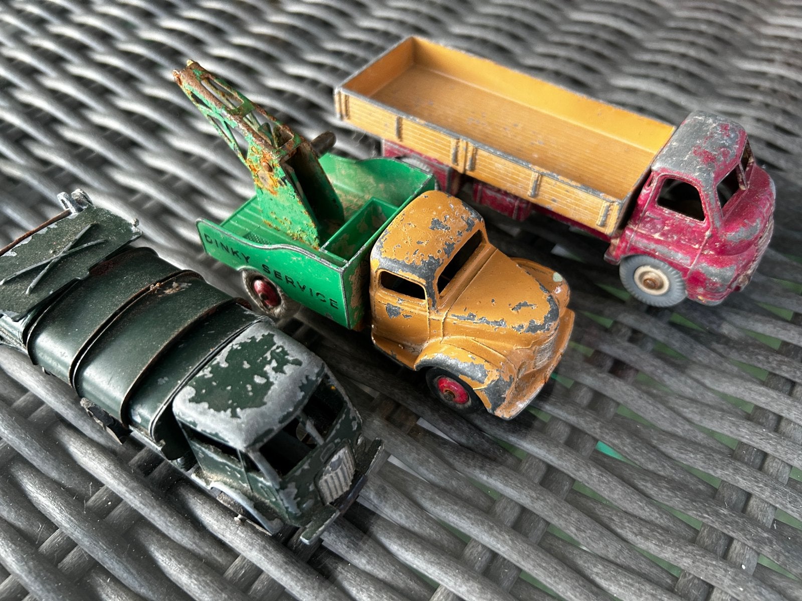 Drie Dinky Toys  vrachtauto’s, Overige merken, Tank, Verzenden, 1:32 tot 1:50