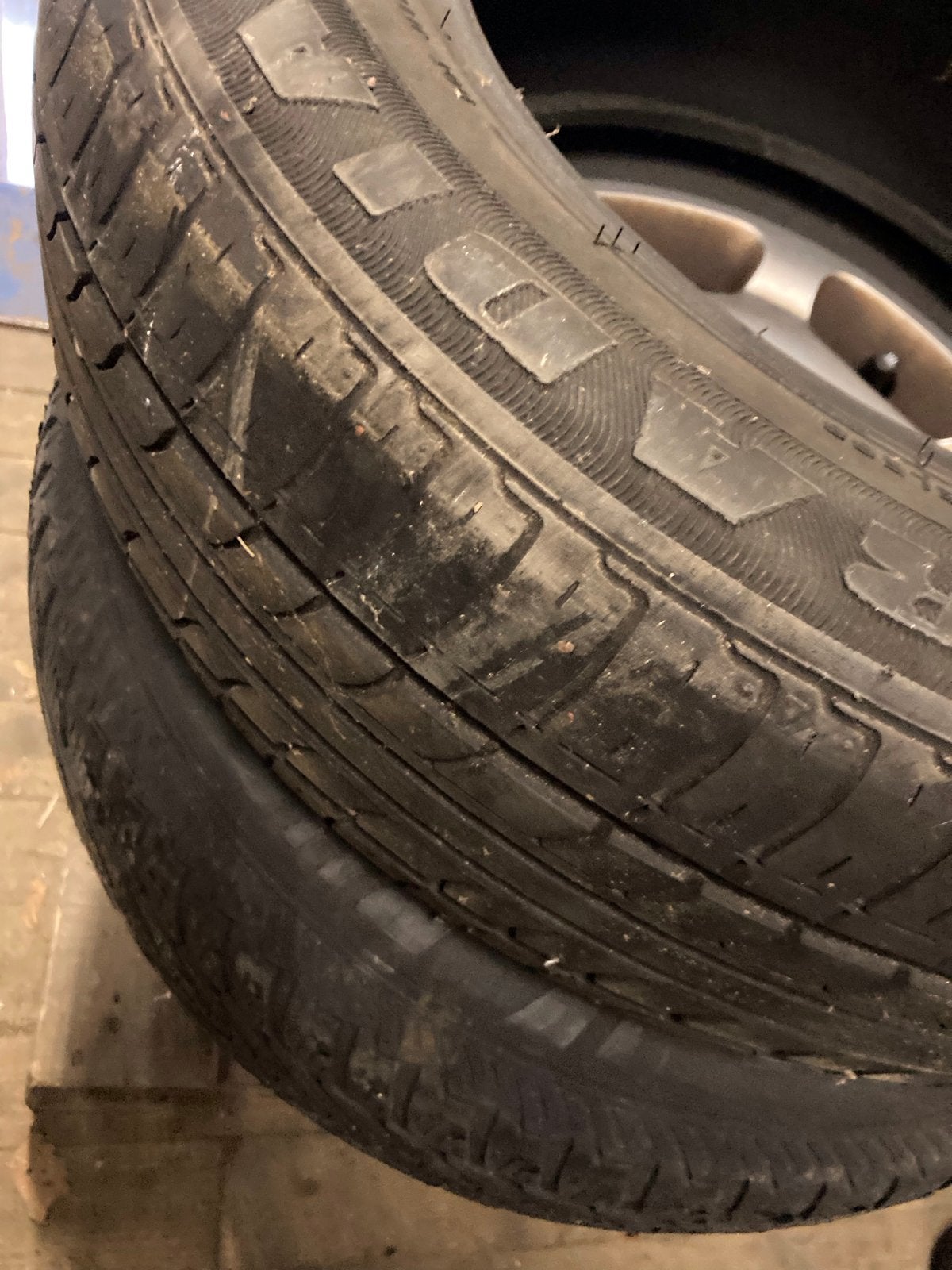Winterbanden met velgen en sierdoppen voor Volvo V70 (2002), Ophalen of Verzenden, Gebruikt, Winterbanden, Banden en Velgen