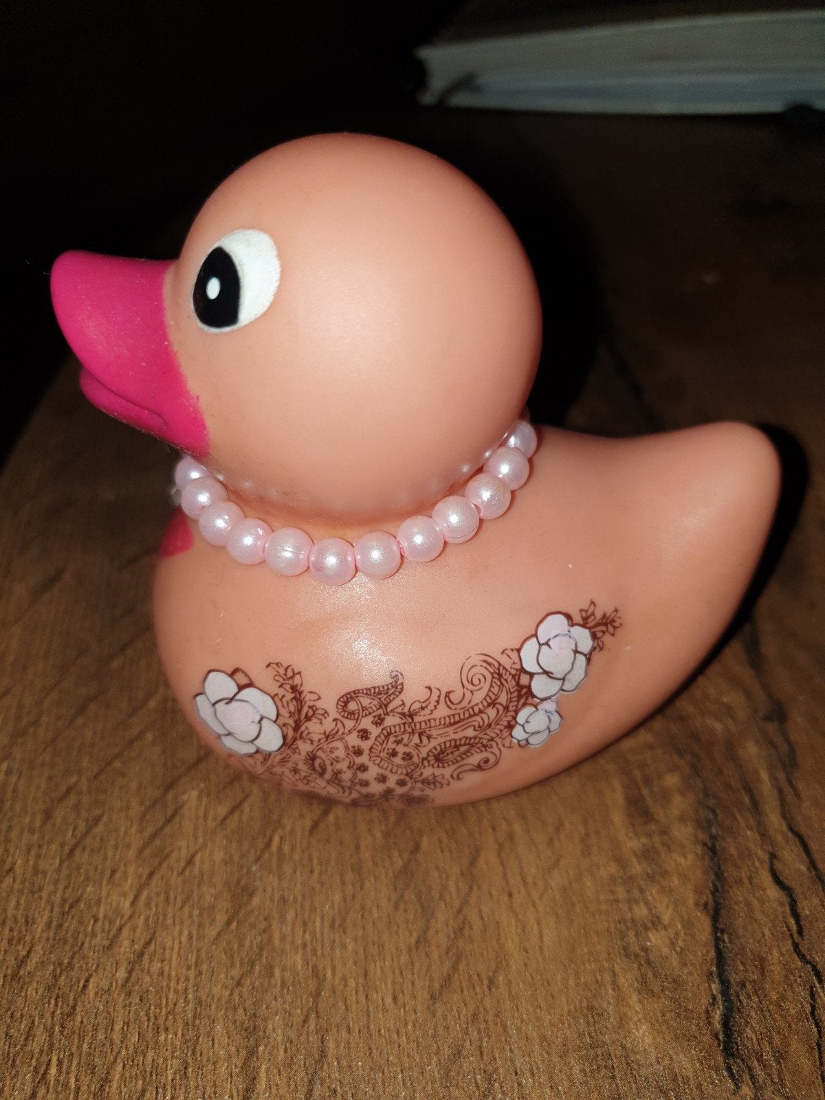 Badeend met parelketting en bloemenprint, Ophalen of Verzenden, Zo goed als nieuw