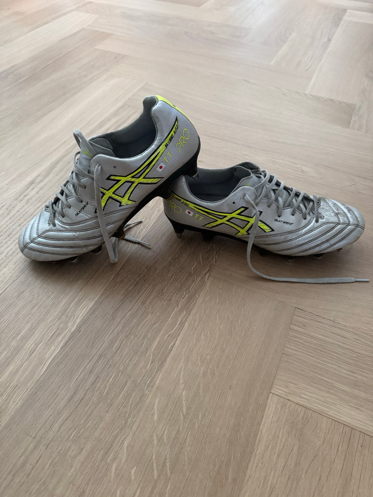 Voetbalschoenen match worn Takehiro Tomiyasu, Maat XS of kleiner, Ophalen of Verzenden, Gebruikt, Schoenen