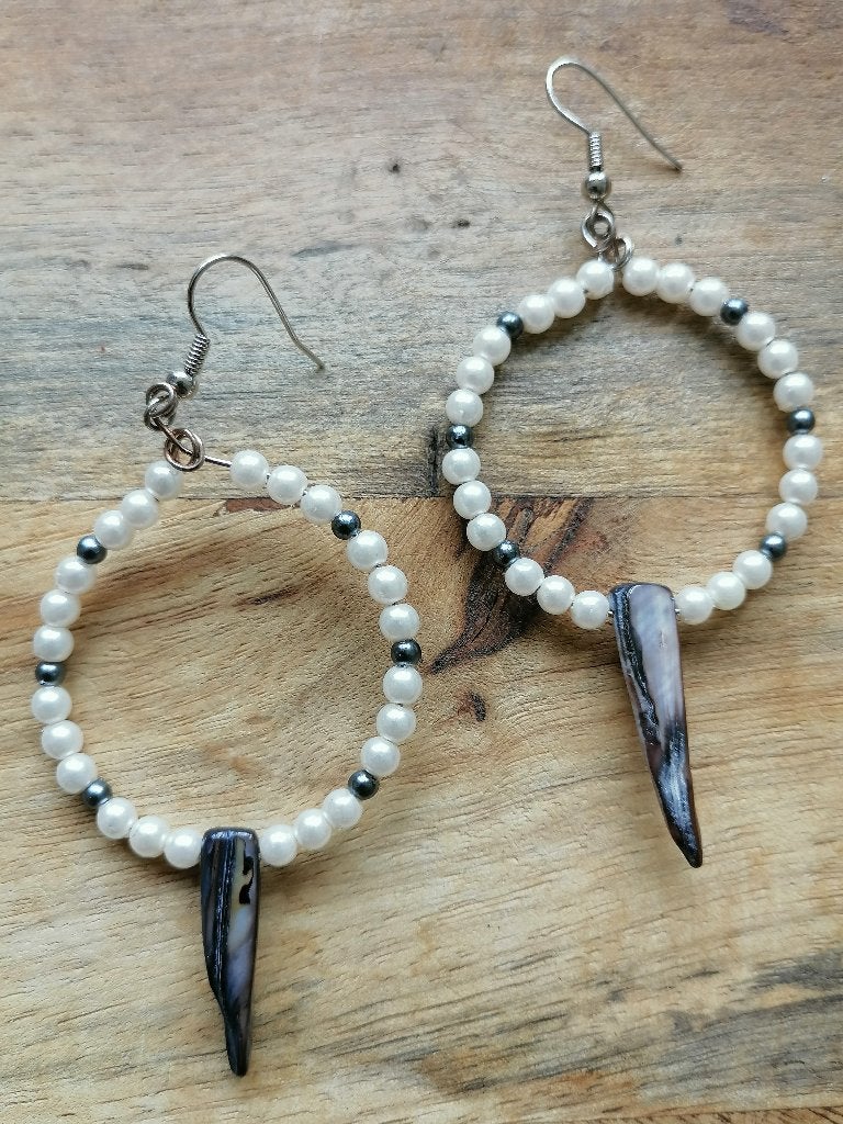 Nieuwe zelfgemaakte oorbellen wit/grijs parelmoer, Sieraden, Tassen en Uiterlijk, Oorbellen, Overige materialen, Hangers, Wit