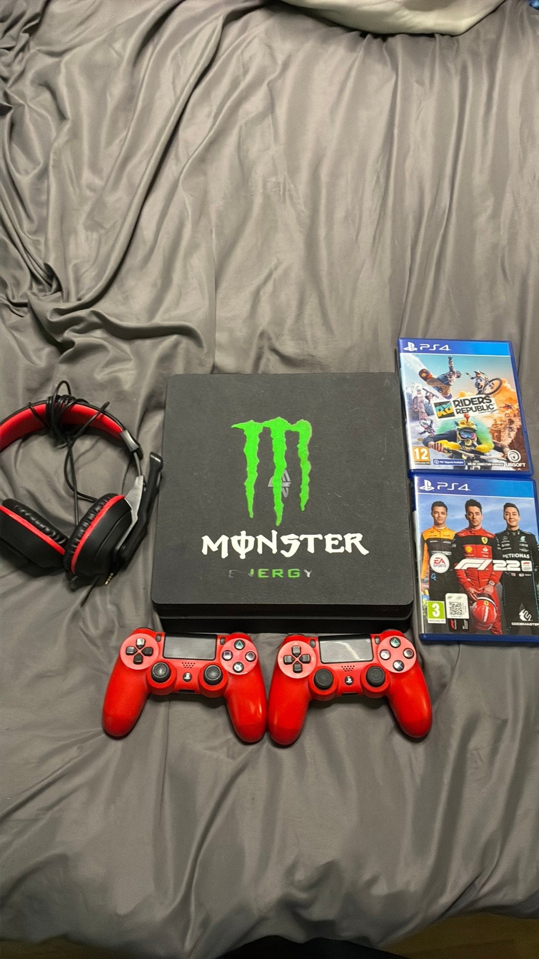 Ps4 f1 22, riders republic 2 controllers en trust headset, Met 2 controllers, Ophalen of Verzenden, Zo goed als nieuw, Original