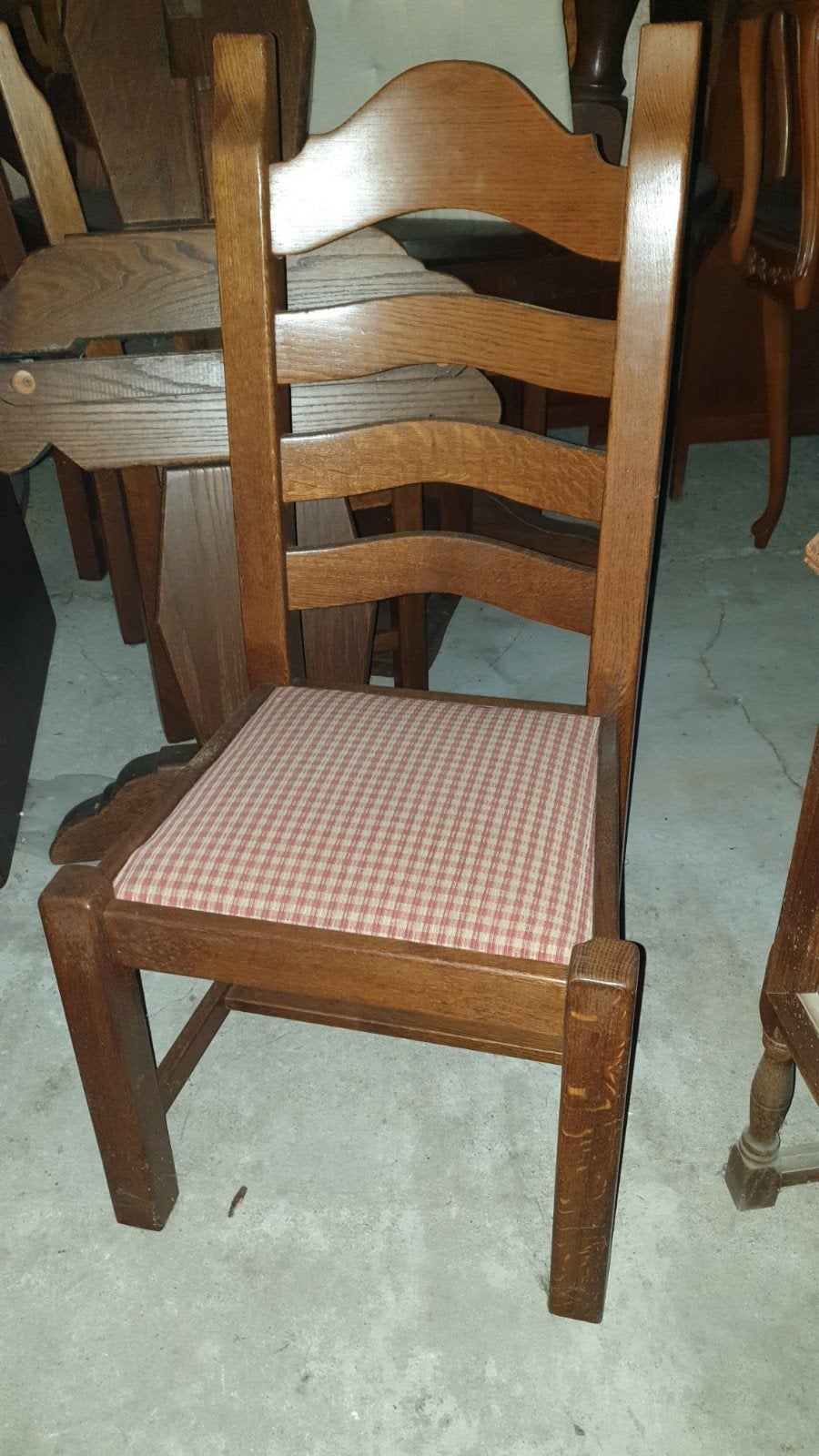 Klassieke Eiken Eetkamerstoel met Geruite Zitting, Huis en Inrichting, Stoelen, Ophalen, Gebruikt, Bruin, Eén