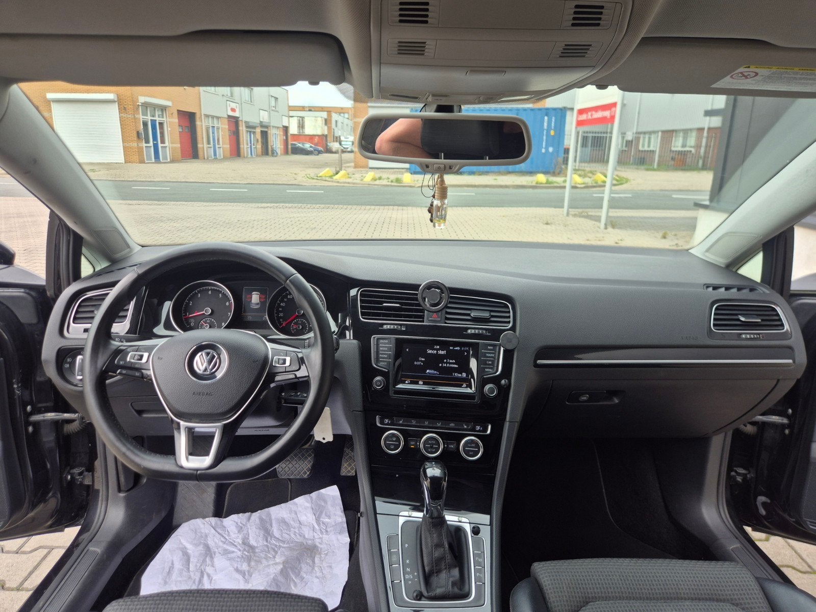 Foto 22 van Volkswagen Golf 1.2 TSI 77KW 5D DSG 2014 Zwart