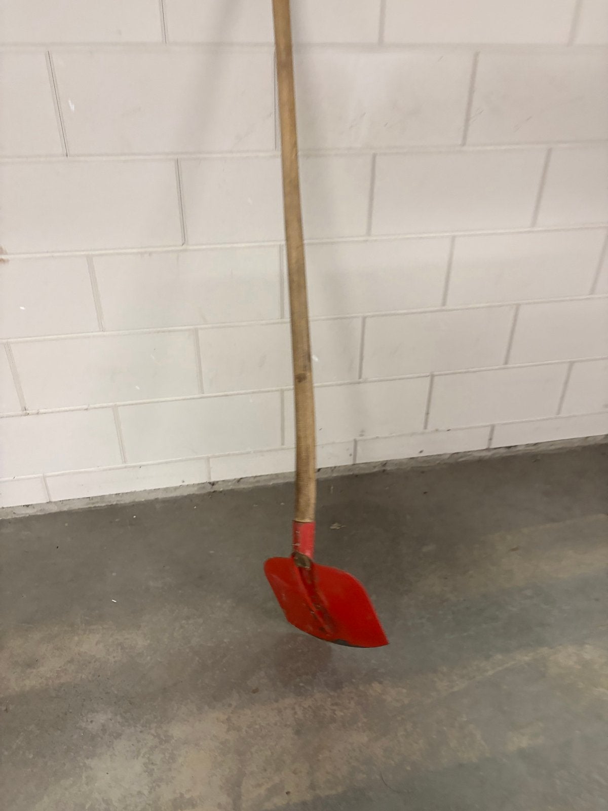 Gebruikte rode schep met houten steel, Ophalen of Verzenden, Gebruikt, Overige typen