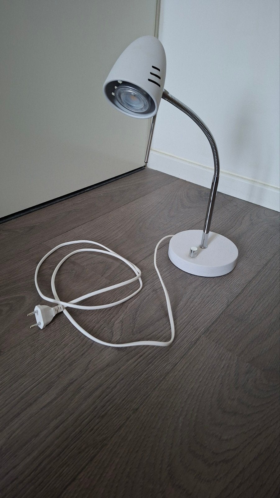 Witte bureaulamp met flexibele arm en LED
